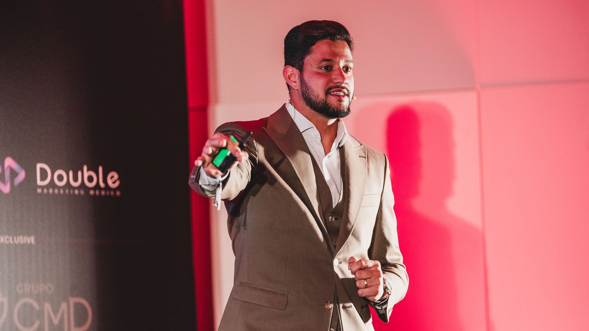 Vitor Rehbein palestrando em evento de gestão para clínicas