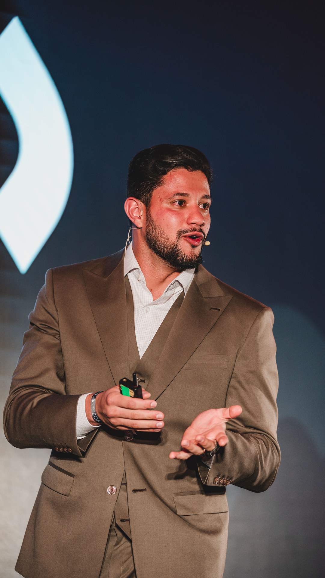 Vitor Rehbein no palco conversando com a plateia