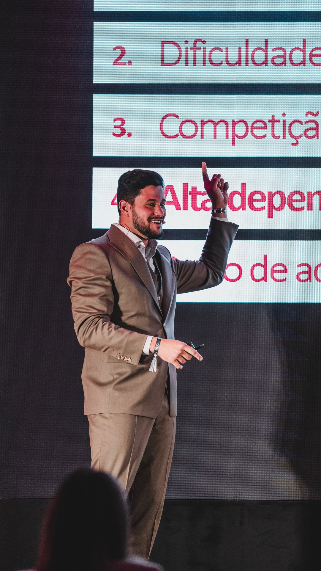 Vitor Rehbein apontando para o slide durante a palestra