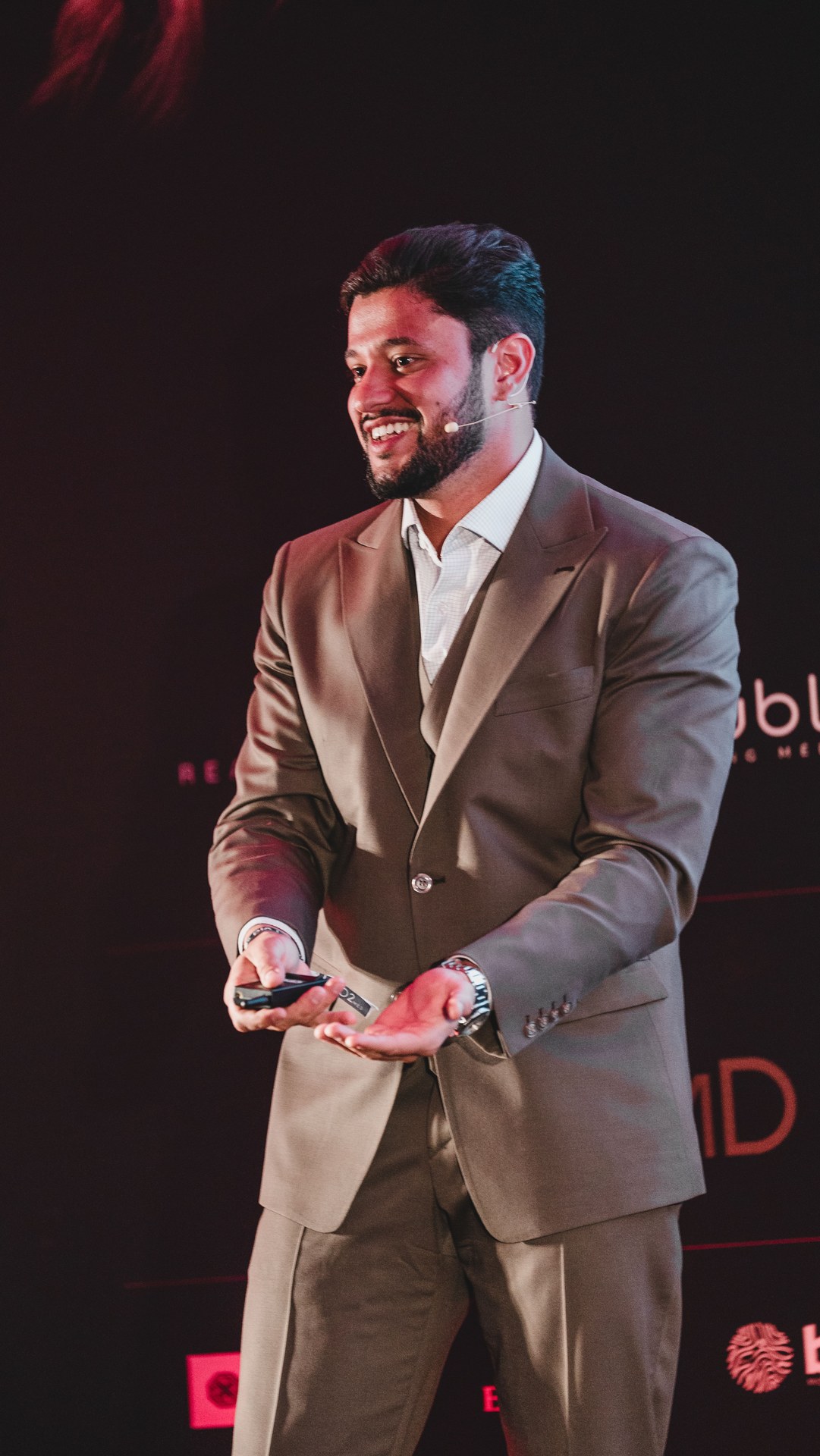 Vitor Rehbein sorrindo durante apresentação em evento